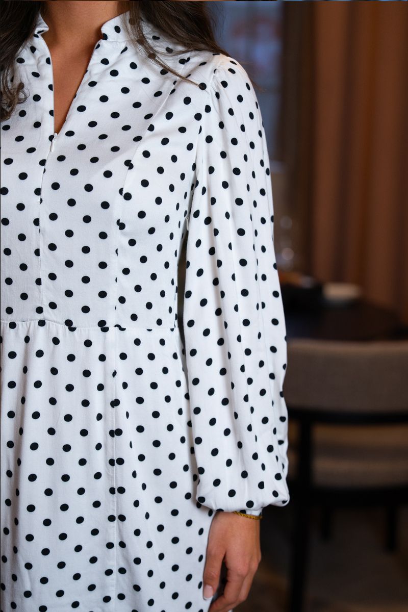 Trazy hvit og sort polkadot kjole