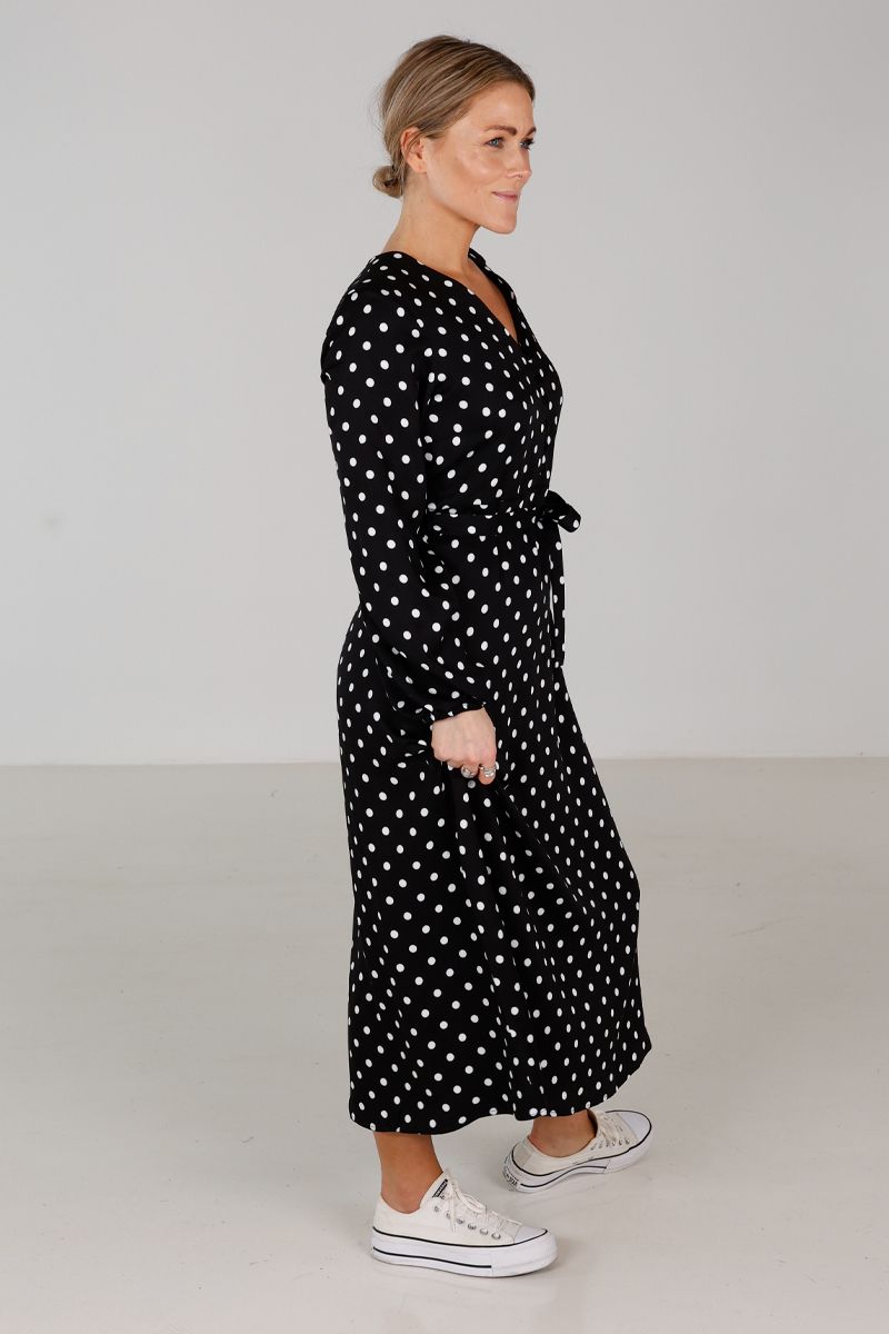 Mette sort polkadot kjole