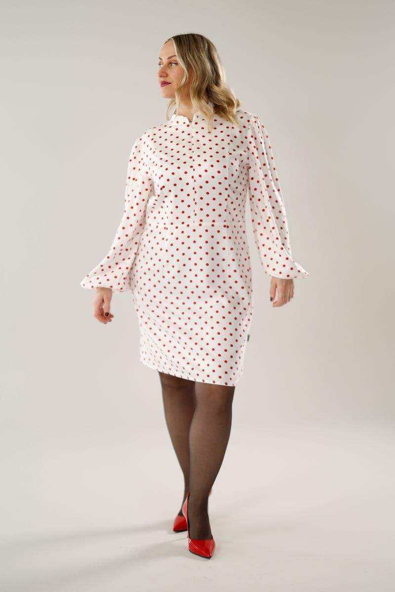 Trazy hvit og rød polkadot kjole