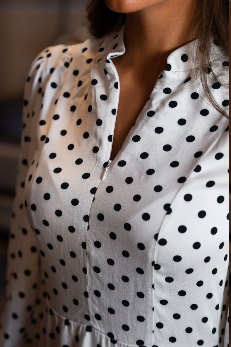 Trazy hvit og sort polkadot kjole